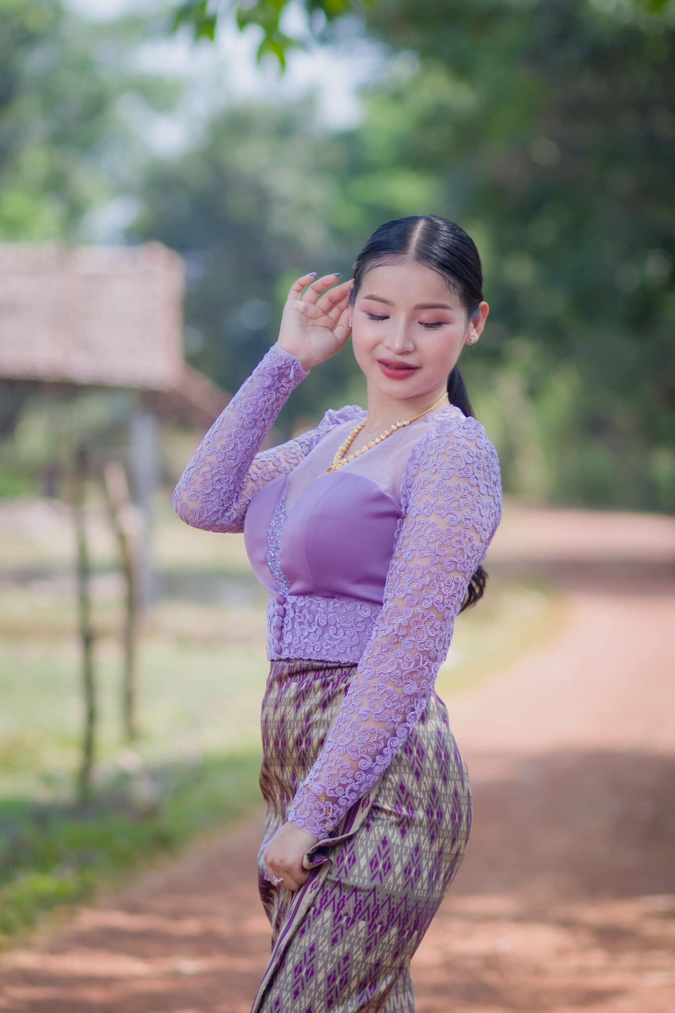 Nan Ma Htwe with burmese dress – Model Media